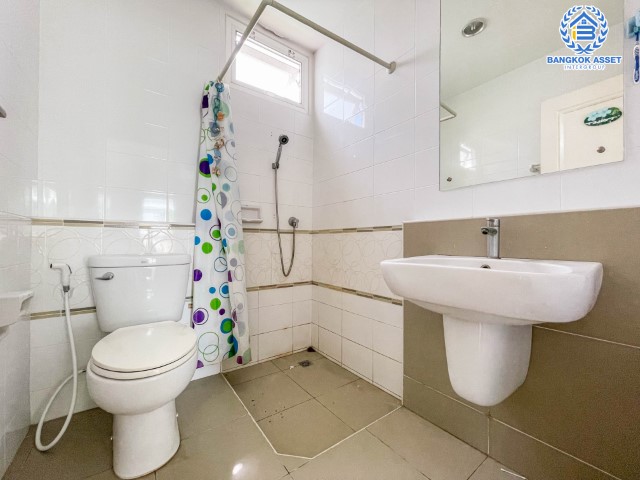 บ้านเดี่ยวมือสองย่านนครปฐม ม.พฤกษ์ลดา ปิ่นเกล้า-สาย5 เนื้อที่กว้าง 50 ตร.ว. ฟังก์ชัน 3 ห้องนอน 2 ห้องน้ำ ที่จอดรถ 2 คัน บ้านพร้อมอยู่ คุณภาพระดับแบรนด์ L&H โครงการตั้งบนทำเลเดินทางสะดวก ใกล้เซ็นทรัลศาลายา เชื่อมต่อถนนบรมราชชนนี, ถนนพุทธมณฑลสาย 5, ถนนปิ่นเกล้า-นครชัยศรี จองเลย!...